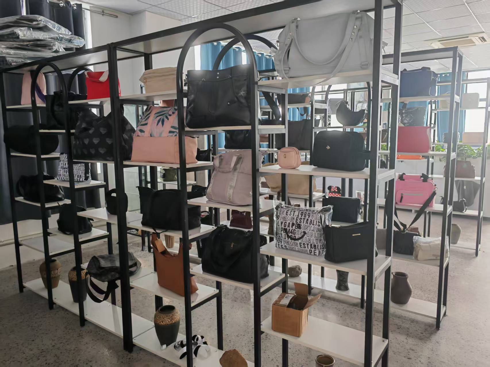 箱包样品墙